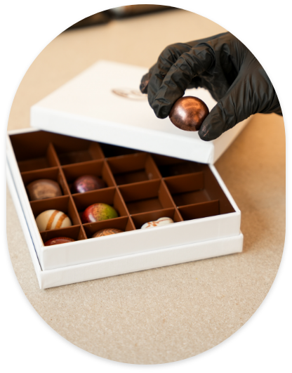 Coffret cadeau de chocolats artisanaux
Coffret de pralines belges
Idée cadeau avec chocolats artisanaux
Boîte de chocolats belges premium
Coffret gourmand Plaisirs Chocolatés
Cadeau chocolat pour toutes les occasions