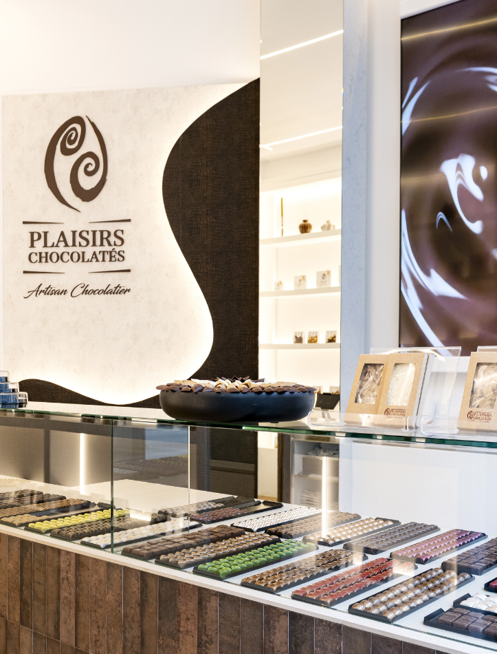 Comptoir de la chocolaterie Plaisirs Chocolatés à Bruxelles
Présentation des chocolats artisanaux en boutique
Comptoir de dégustation de chocolats belges
Sélection de pralines au comptoir
Chocolats exposés dans notre boutique artisanale