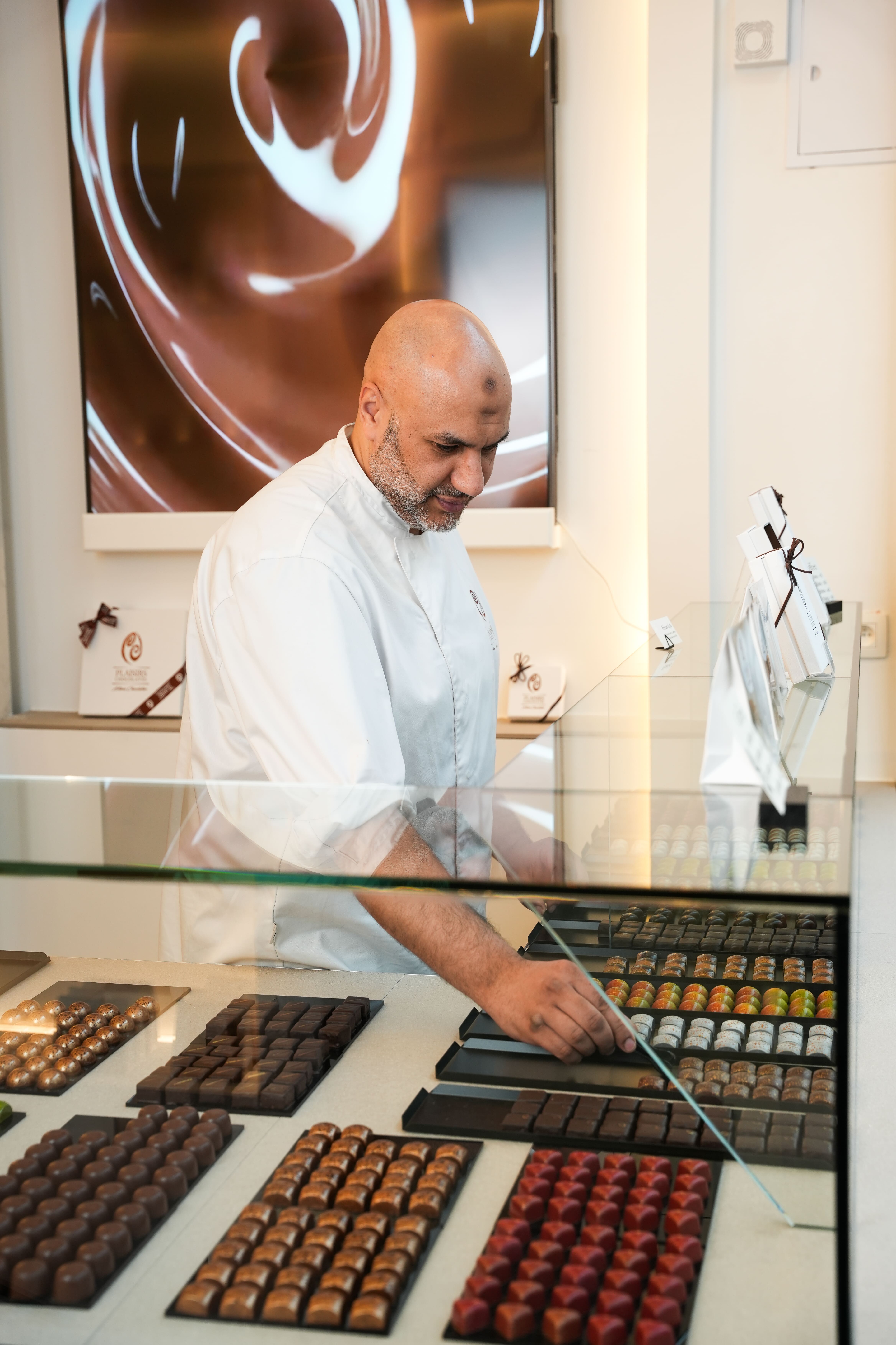 Artisan chocolatier préparant du chocolat artisanal à Bruxelles
Fabrication artisanale de pralines belges
Tempérage du chocolat dans notre atelier à Bruxelles
Chocolat fondu préparé selon un savoir-faire artisanal
Confection artisanale de chocolats belges
Enrobage manuel de pralines en chocolat
Création de chocolats artisanaux dans notre atelier
Chocolatier façonnant des pralines à la main
Atelier de fabrication de chocolat artisanal belge
Préparation de ganache pour pralines artisanales
Moulage de chocolats artisanaux
Décoration de chocolats réalisée à la main
Travail du chocolat par un artisan chocolatier
Fabrication de tablettes de chocolat belge
Préparation de recettes artisanales au chocolat