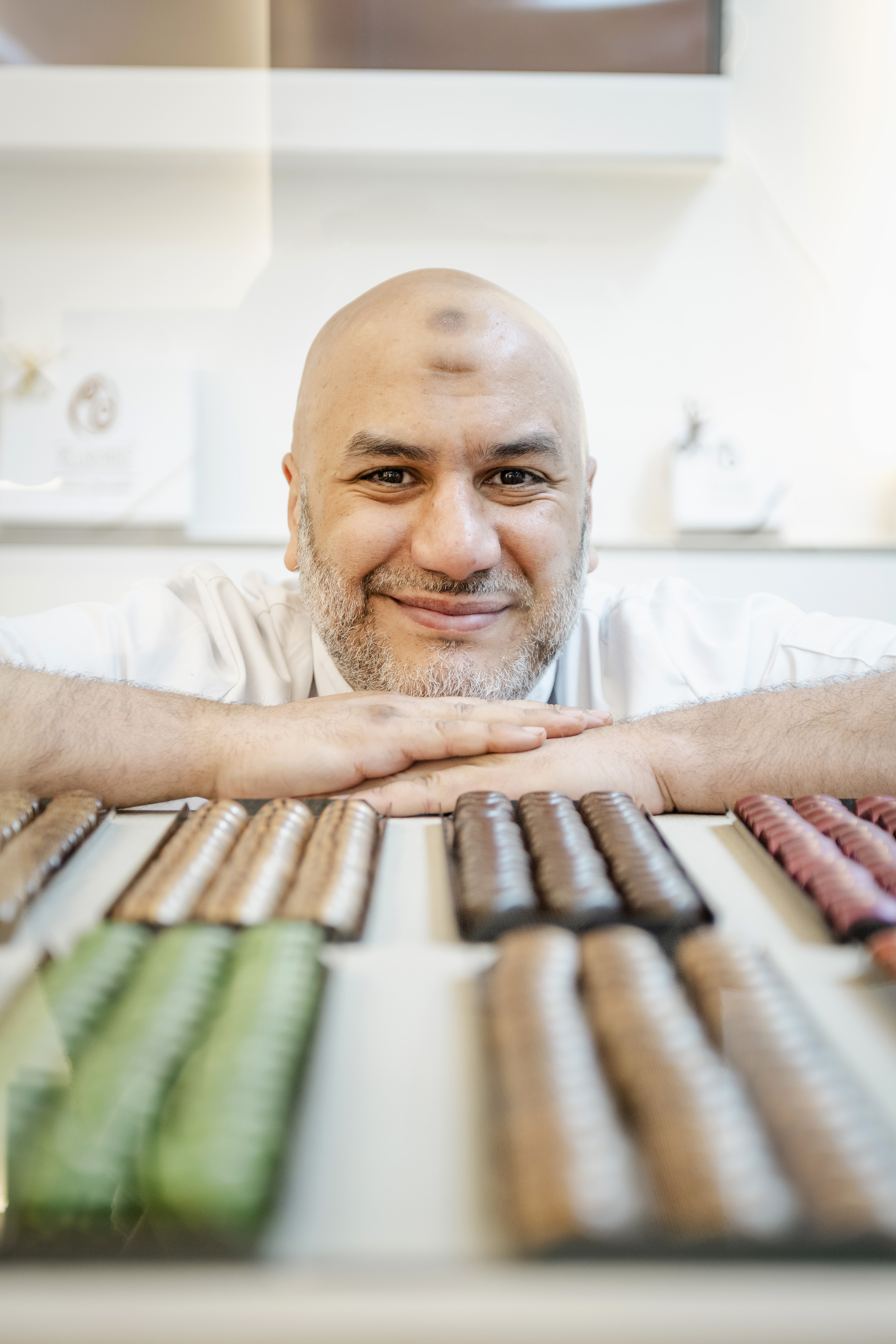Artisan chocolatier de Plaisirs Chocolatés
Équipe de la chocolaterie Plaisirs Chocolatés
Chocolatier au travail dans notre atelier
Fabrication artisanale réalisée par notre équipe